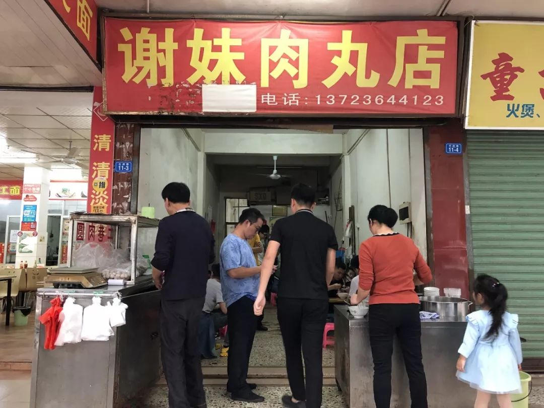 这是一家本地朋友力荐的小店门面不大,但是里面却挤满了食客凭吃货的