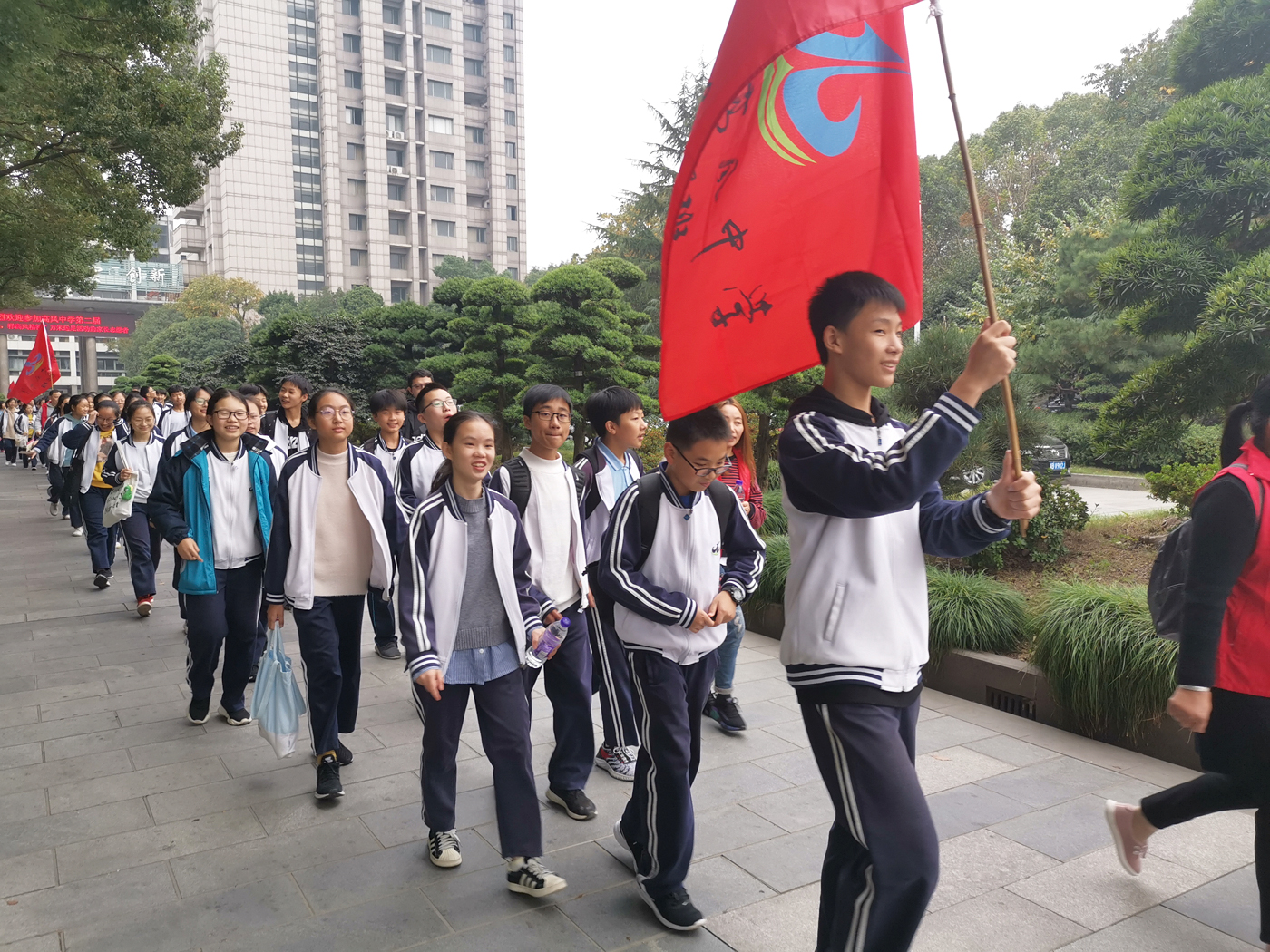 青春励志行 余姚市高风中学举行第二届万米励志远足活动