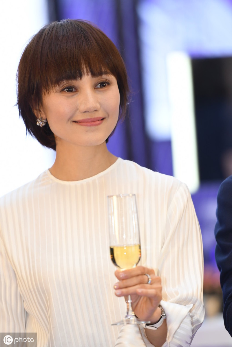 徐峥电影《囧妈》成吐槽大会，与陶虹穿情侣装，却极力撇清关系