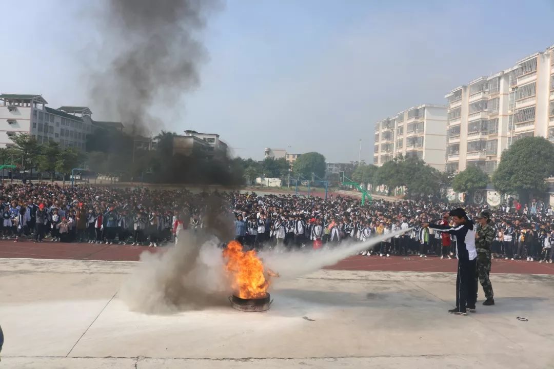 消防进校园平安伴成长田阳县第三初级中学开展2019年秋季学期消防安全