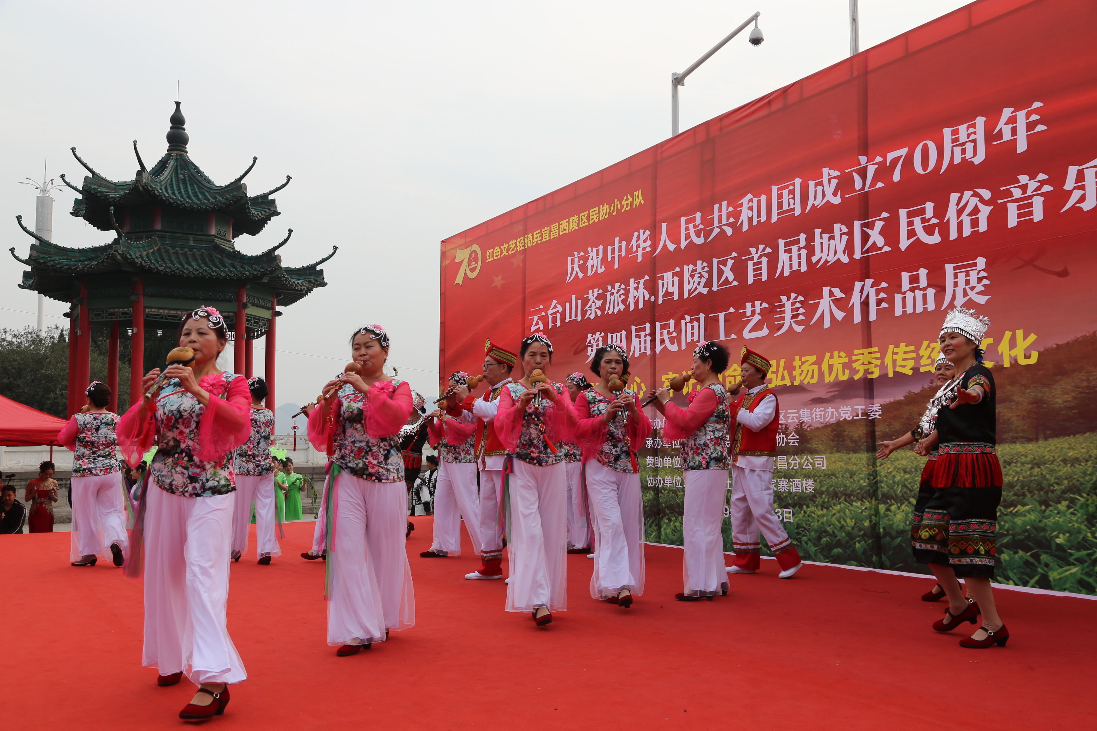 原创湖北宜昌:西陵区首届城区民俗音乐会举办,湖南来人帮场