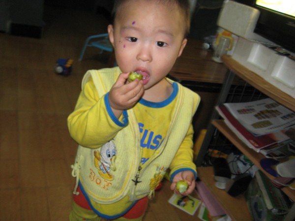 「90后俏妈育儿」家里有孩子的，冬天这4样水果别常吃，孩子容易上火、伤脾胃