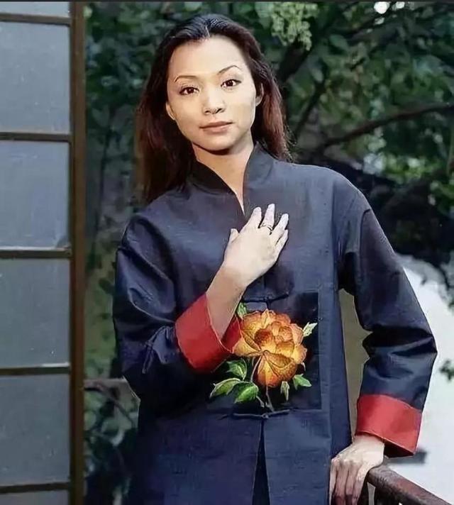 别看董卿现在美,年轻时可自卑,为改造自己,买一身衣服