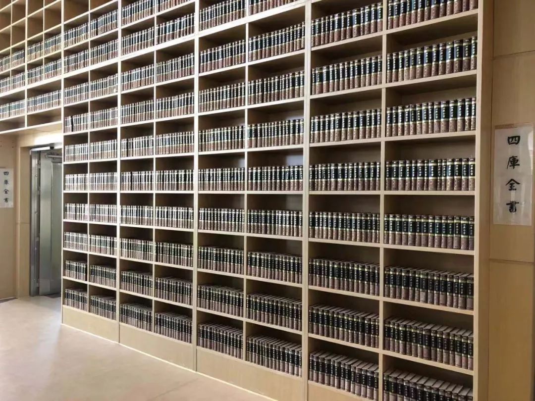 【逛街】妈妈!我要看书!看!看两本够吗?够了,谢