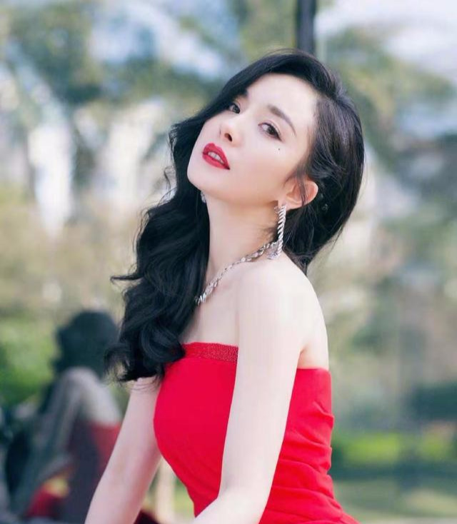 杨幂这次女人味好足!长发偏梳又烫大波浪,裙子开叉短到大腿根