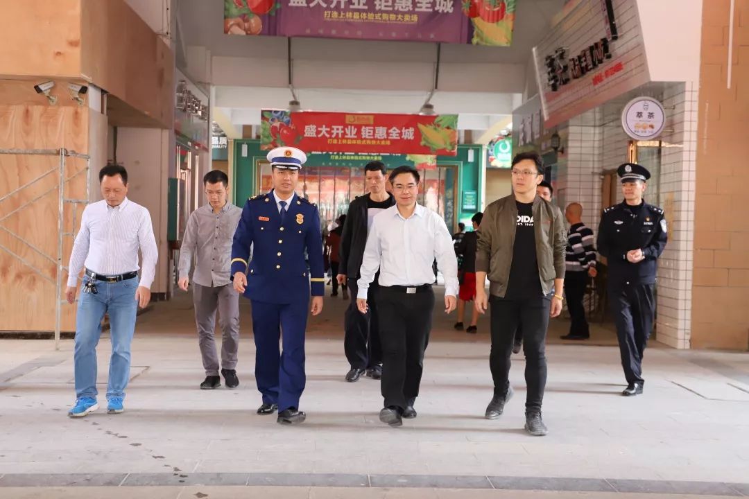 县委常委,县政府常务副县长梁展凡强调到:冬春火灾防控工作即是今年