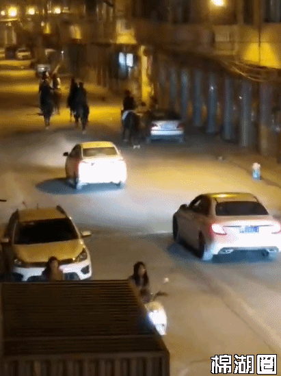 什么情况揭阳马路上再现骑马大侠场面实在拉风