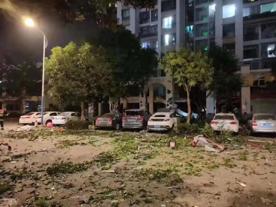 惠州桥东东平一饮食店发生煤气爆炸现场一片狼藉