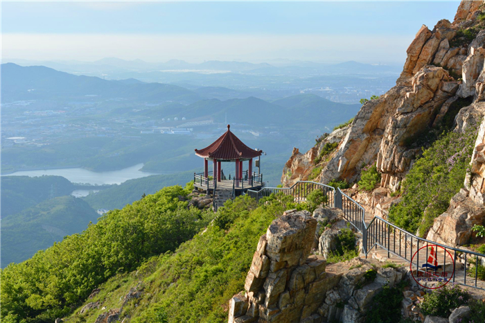 走进辽南第一山大黑山风景区旅游之后可以看到渤海和黄海