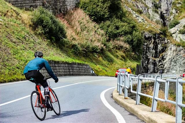 公路自行车就是为在公路上骑行而设计的自行车,适合在 铺装良好的公路