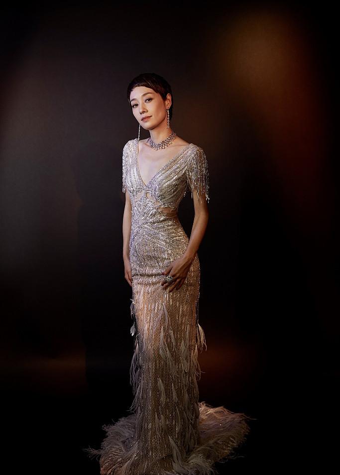 马伊琍绝美写真曝光 金色流苏露背裙华丽闪耀