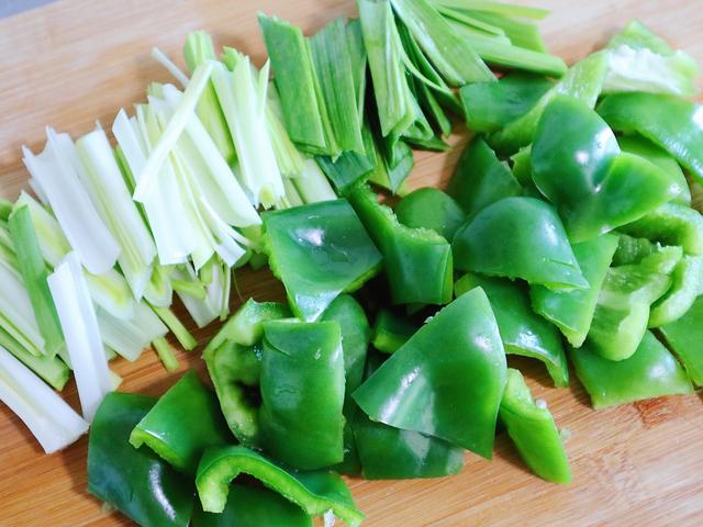 回锅肉配什么辣椒 93358ef87b86418b96d6a186c9753a0c.jpeg