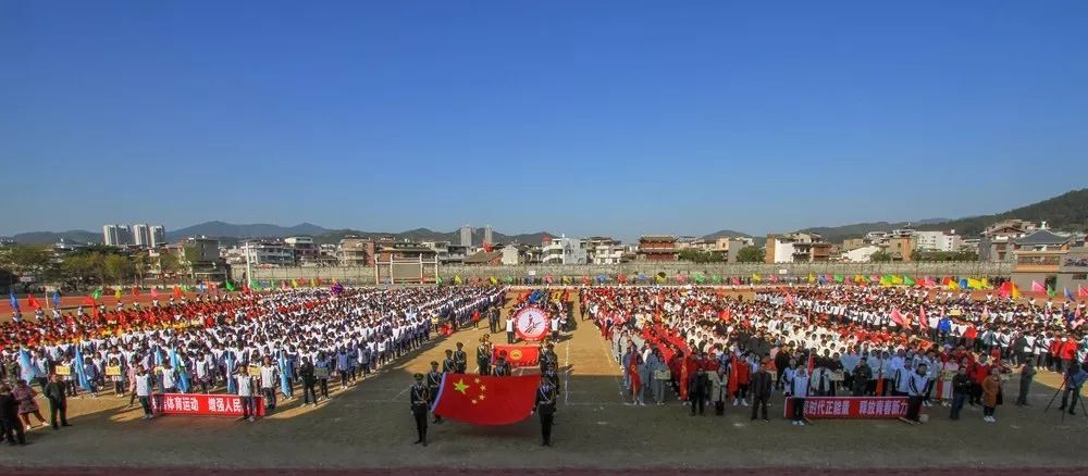 20,长汀二中2019年田径运动会暨体育节在汀州红军体育场开幕,全校师生