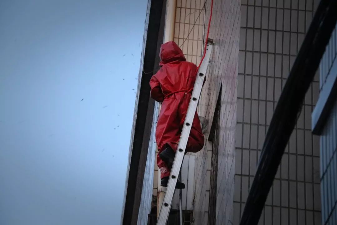 华体会火焰蓝 正芳华曲靖消防：摘蚂蜂窝就可要5分钟这些新式消防装备你都见过吗？(图4)