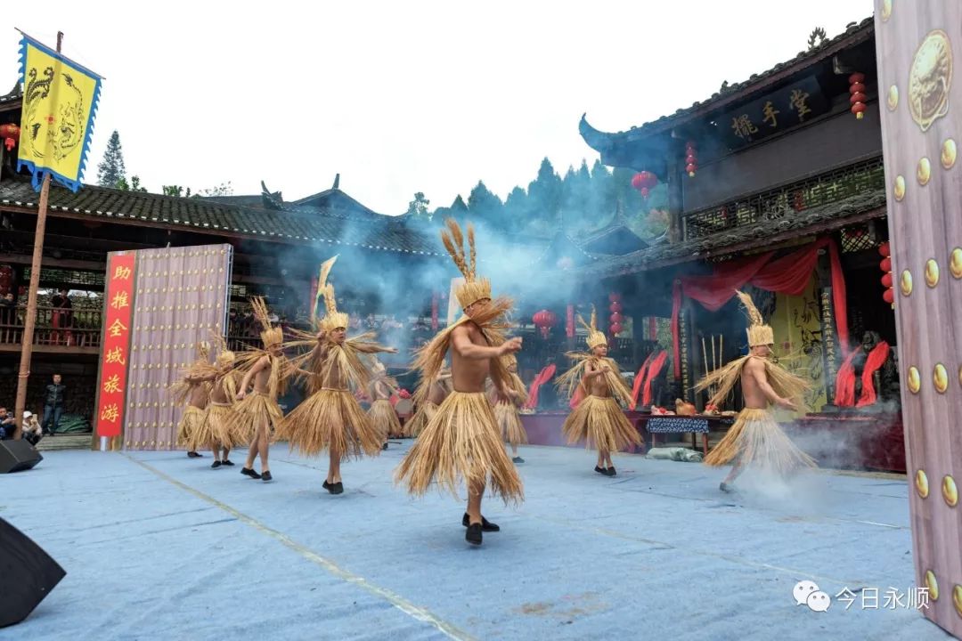 随后《土家族毛古斯舞《湘西傩技《溪州会盟《土家摆手舞》