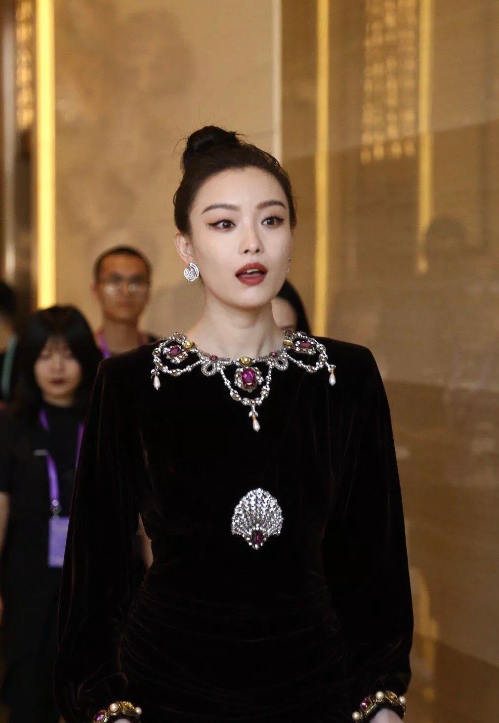 倪妮穿丝绒连衣裙现身,生图精修完全无差,这女人美得惊艳