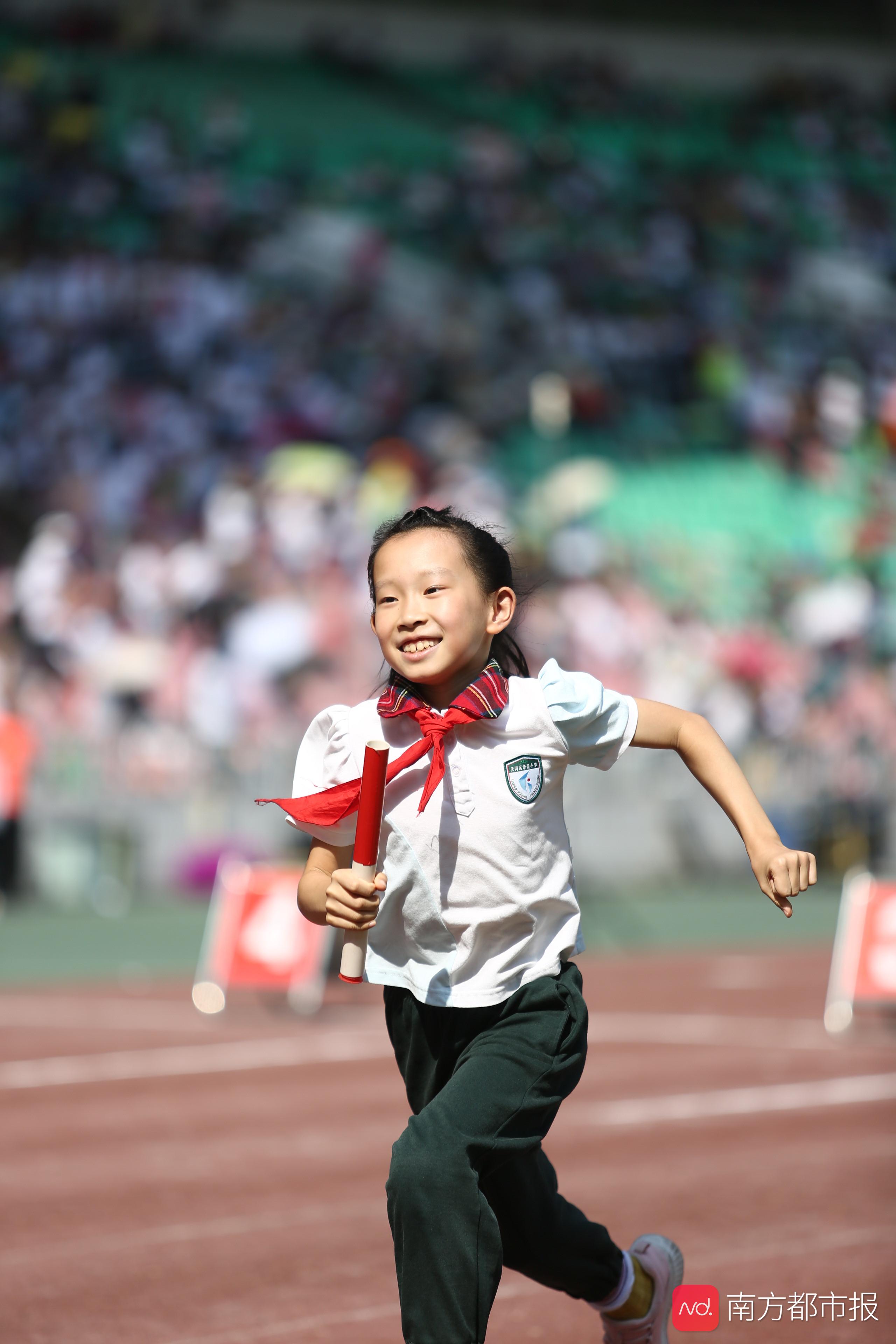 华景小学运动会高清图:接力赛