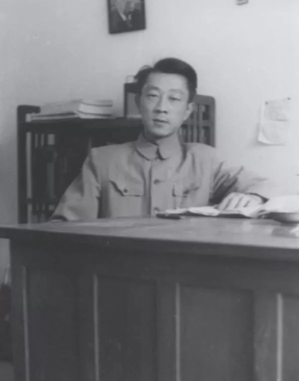 王阳元：桃李不言，下自成蹊——纪念黄昆先生诞辰一百周年