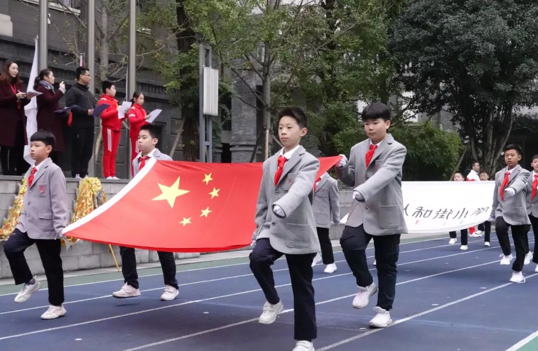 人和街小学在开幕式中,同学们用"三好"标准来展示自己的踏步行进!