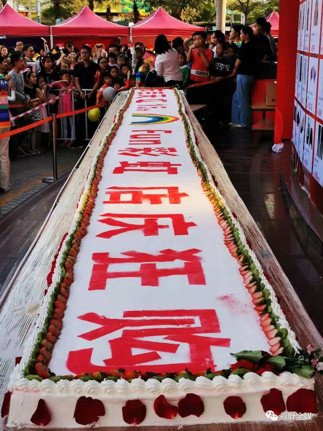 深圳商场店庆特制十米蛋糕谢顾客