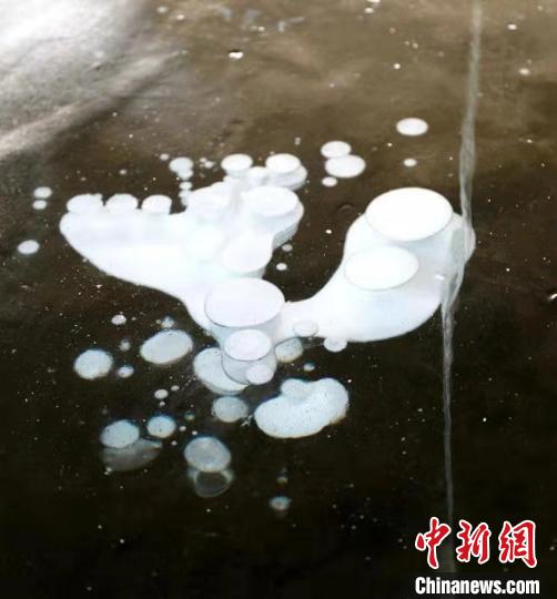 漠河"冰泡"湖现千米"冰炮 游客争睹奇观