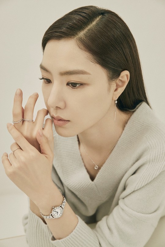 韩国女艺人徐智慧拍杂志写真展优雅迷人魅力