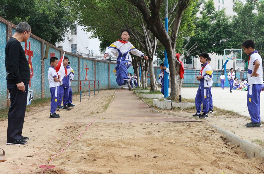 文明校园荔江小学系好人生第一粒扣子