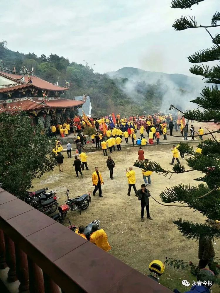 热闹清水祖师故里永春岵山仙崆岩迎来了40多名台湾高雄信众现场