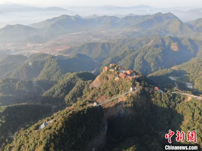 航拍江西全南天龙山日出美景:薄雾轻笼 古寺矗立