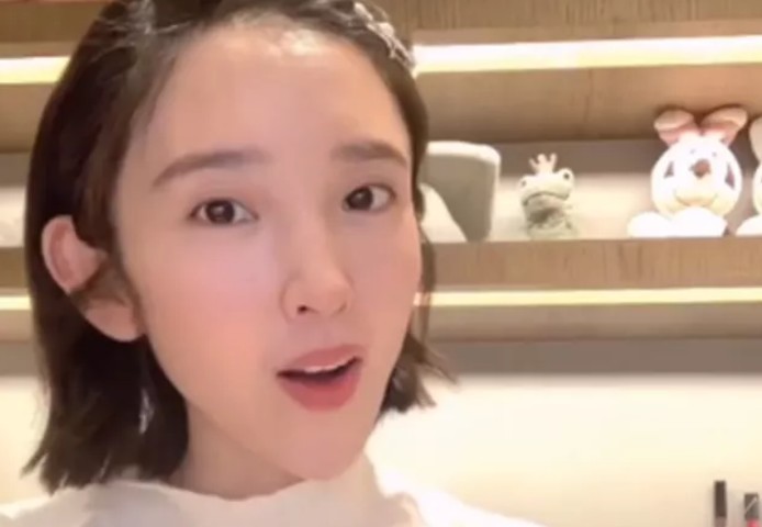 唐艺昕结婚后变丑?纯素颜现身,这脸和之前的差距太大了吧
