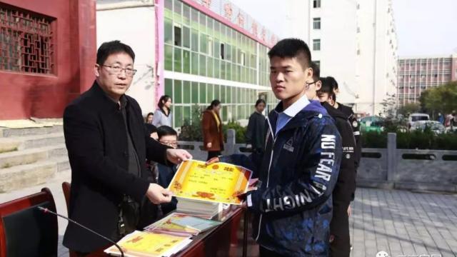 临颍二高2000多名师生参加总结表彰会校长在会上提出四点要求
