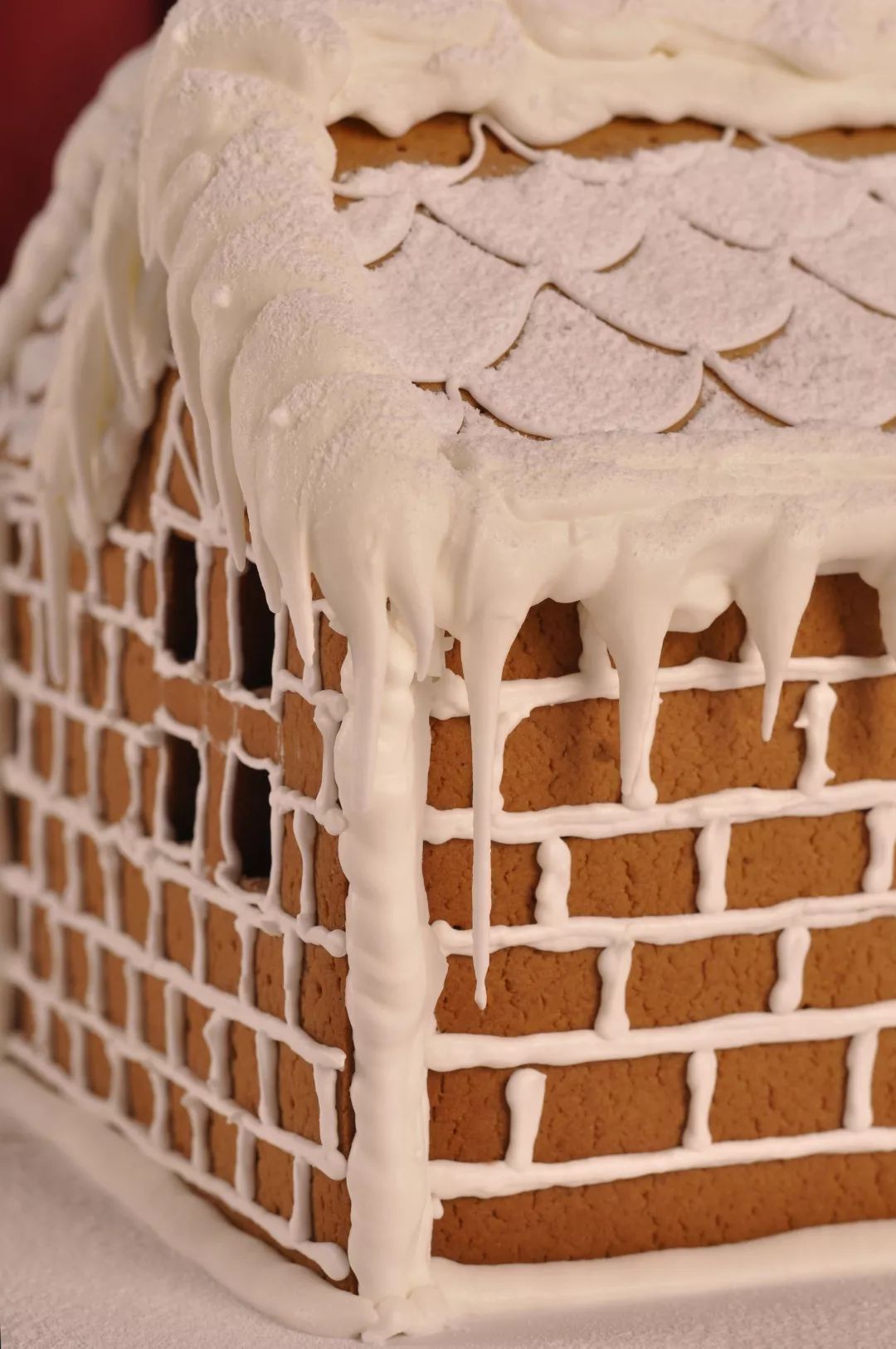 一个迷人的手工制作的桃色毛毡冠，装饰着雏菊般的装饰，字母“one”采用有趣的、有质感的字体。皇冠上装饰着各种泳池装饰的细节库存照片2560643963  | Shutterstock, image size:1080x1626