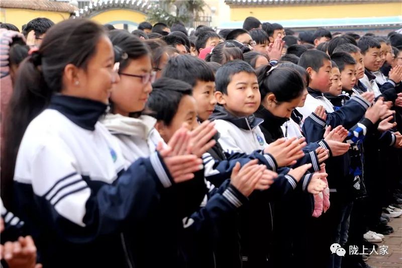 著名作家王戈先生在陇西县文峰初级中学作励志教育报告