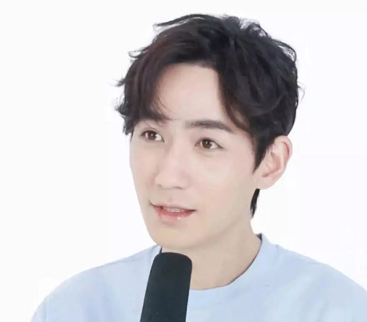 朱一龙小时候照片流出,脚上拖鞋尤为抢镜,网友