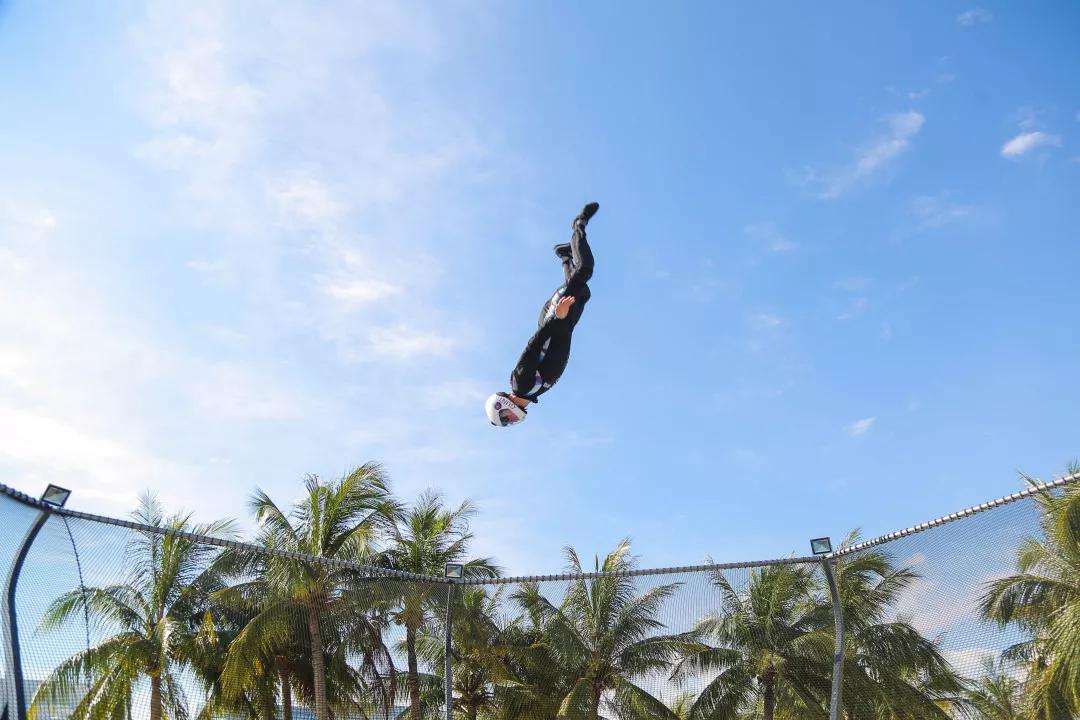 哇！空中飞人！哇！海底里这个是啥！