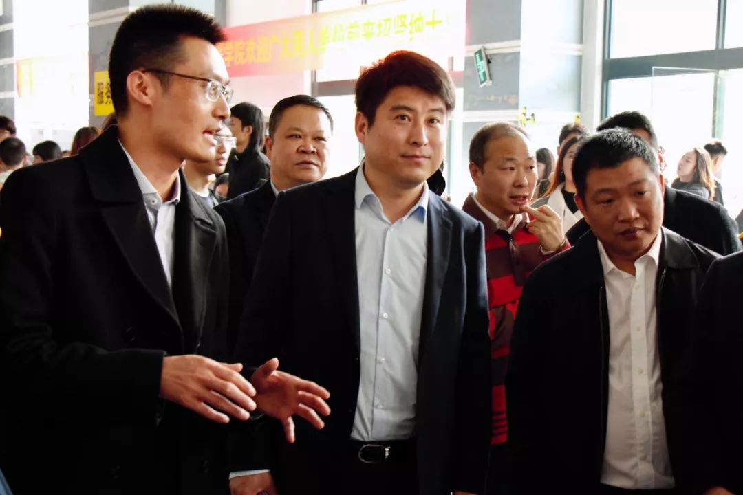 我校党委书记杨立平,党委副书记汤兆武,副校长杨荣耀,姚争,张梁,党委