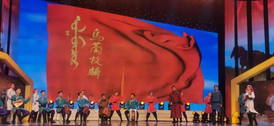 在太阳下舞蹈,唱歌一群高举着乌兰牧骑旗帜的人陪伴我们一路走来