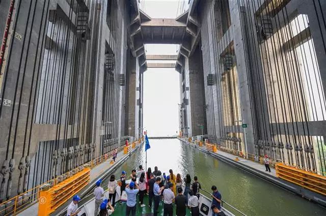 三峡世界最大垂直升船机,装载3000吨位的船舶,提升至113米高度