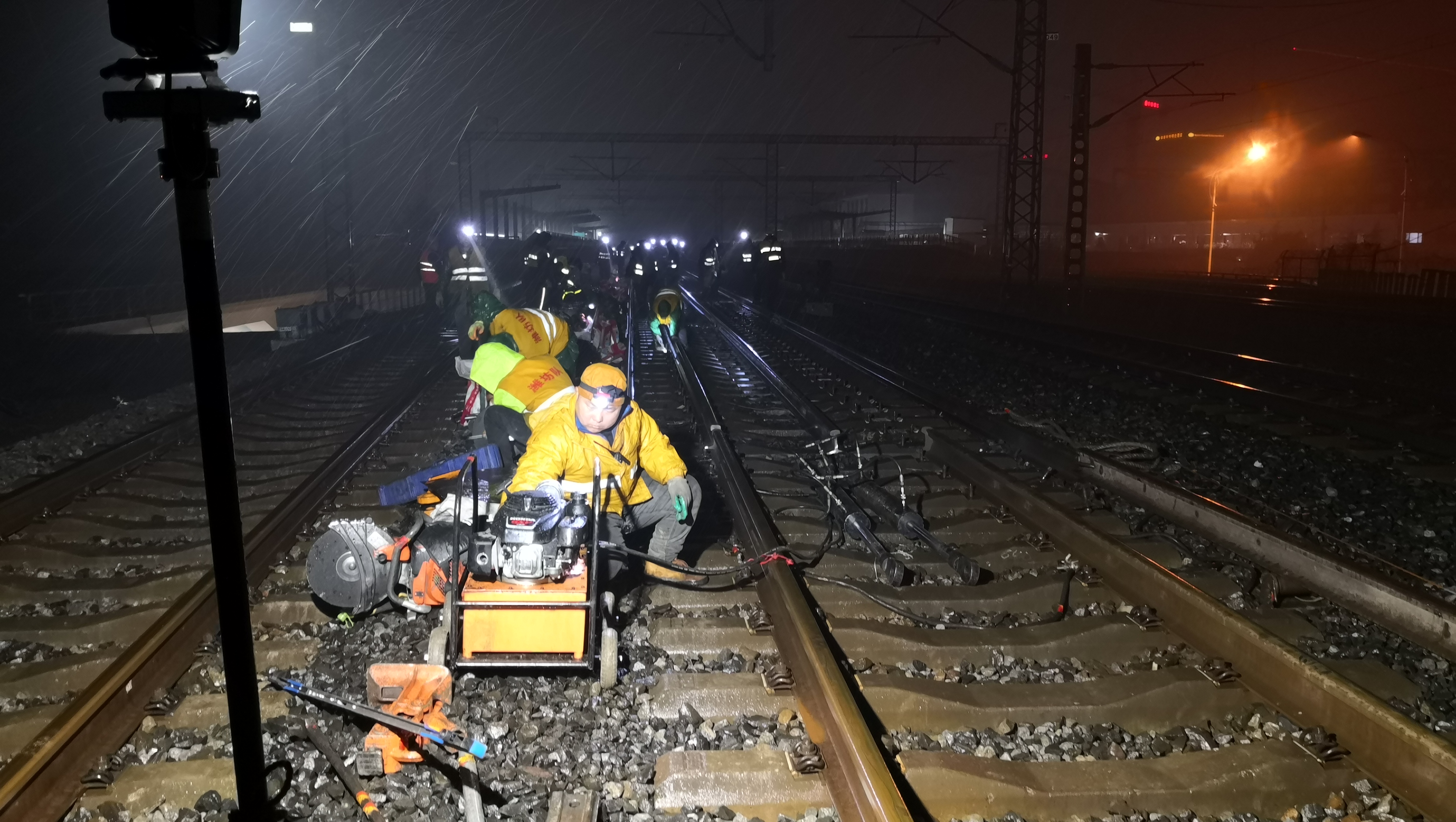 铁路人在冷雨夜的坚守