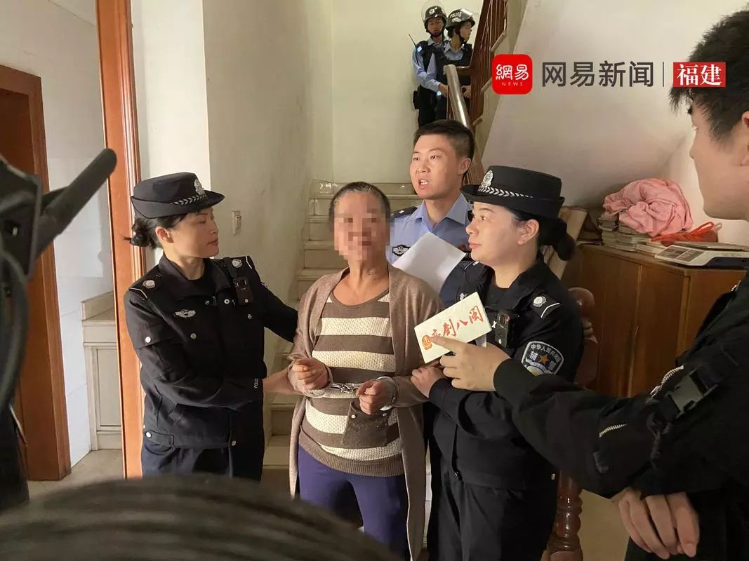 法警将李某某逮捕带上车.