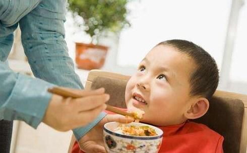 #蓝象宝贝育儿#积食的“祸根”找到了，儿科医生：汤泡饭别再喂娃了，脾虚难长个