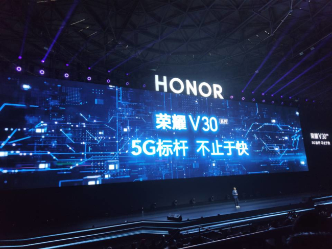 荣耀赵明:荣耀V30延续侧边指纹零感解锁方案,后...