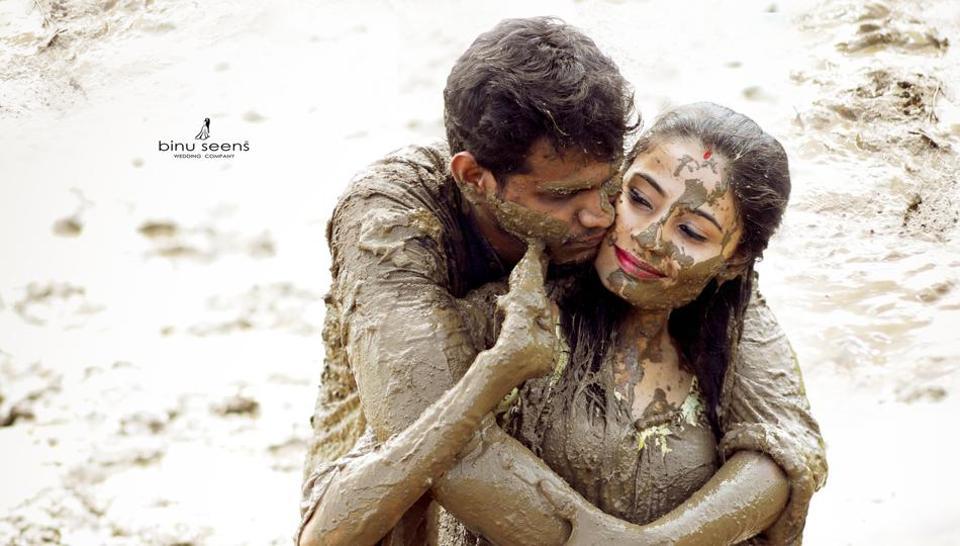 爱泥？爱你！印度情侣在泥浆中拍婚纱照创意走红网络_照片