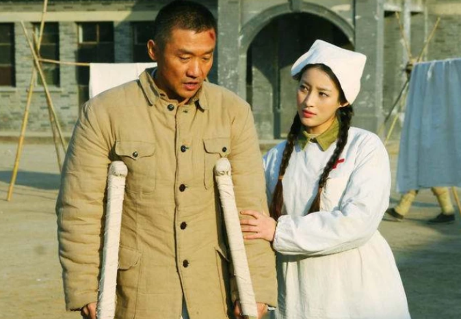 同是亮剑女主穿护士服旧版淳朴新版整洁小鲜肉版没眼看