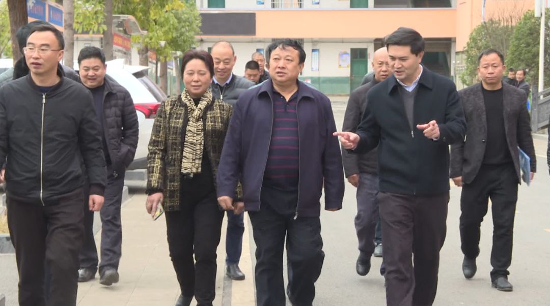 11月22日到23日,省教育厅副厅长张春骅到镇雄县调研控辍保学工作.