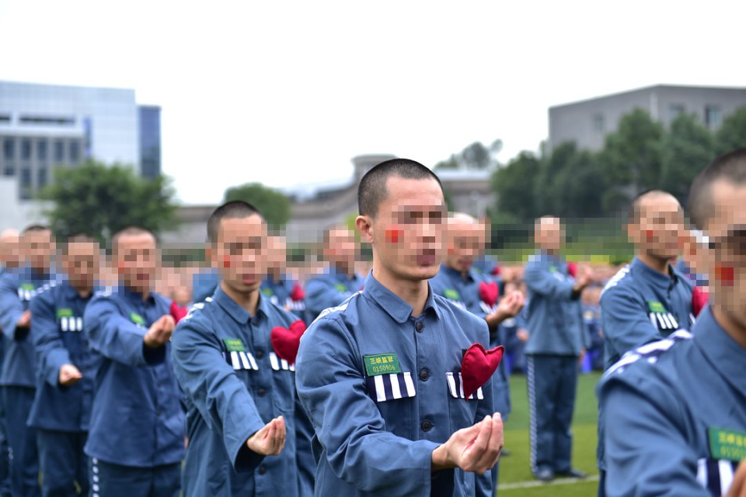近日,重庆市三峡监狱在监狱育新广场举办了罪犯手语健操比赛活动,各