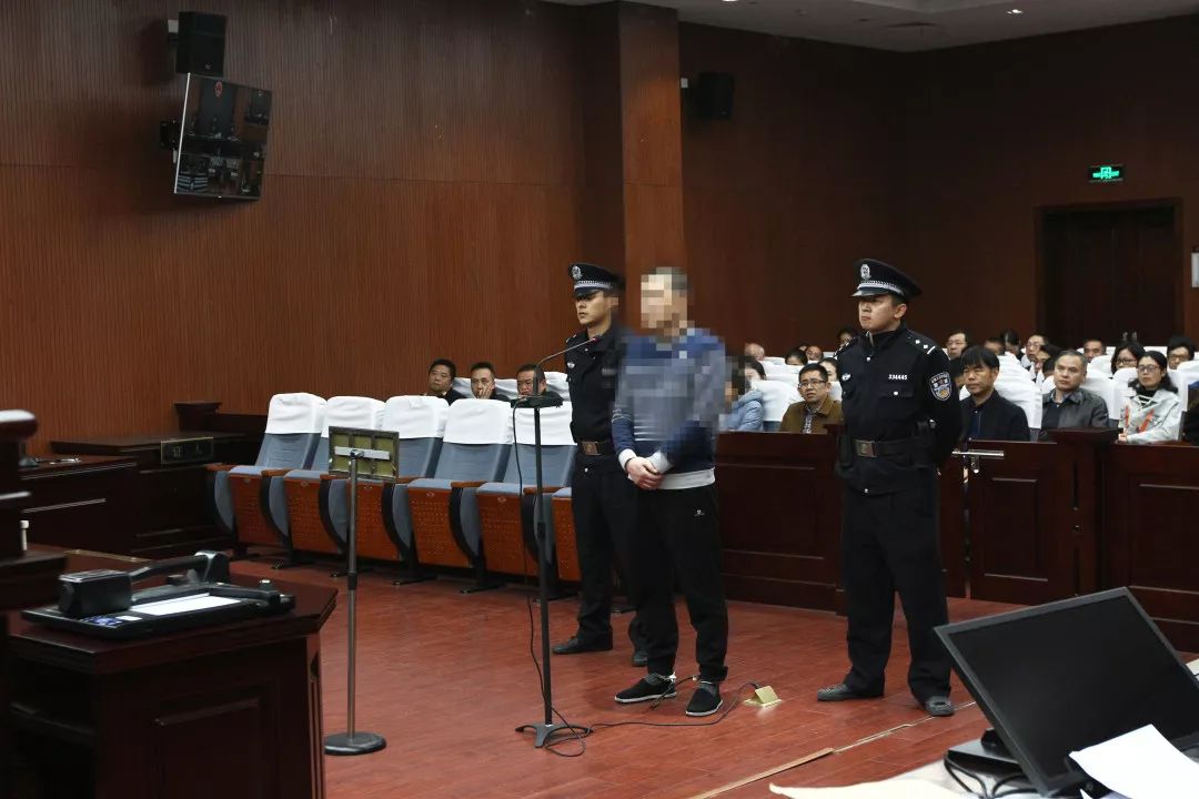 诸暨一总经理贪污受贿法院公开审理93人旁听