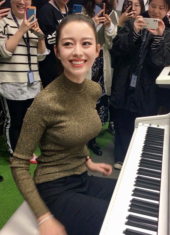 郎朗老婆吉娜惊艳穿毛衫秀细腰如真人芭比玲珑有致的身材绝了