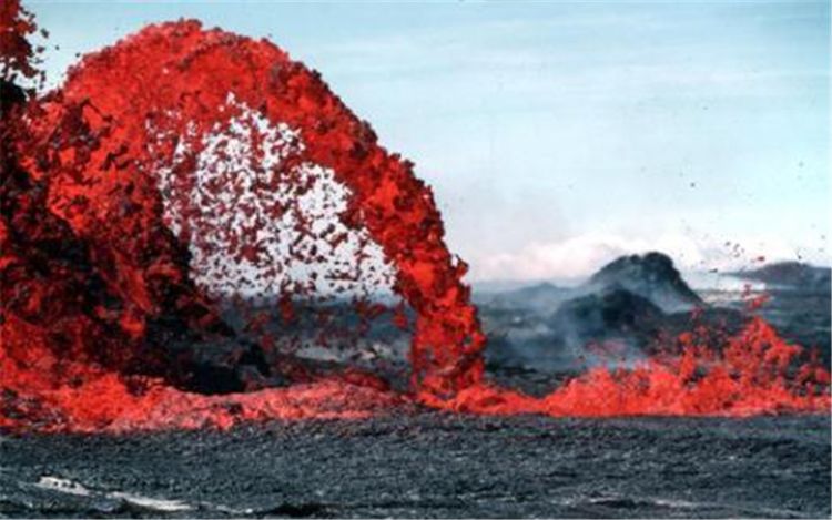 海底火山是在海里喷发的,大海为什么浇不灭岩浆?看完你就懂了