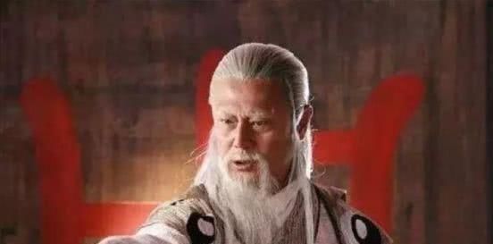 诸葛亮不及他，曹操想杀他，他是三国第一奇才，最后活了130岁